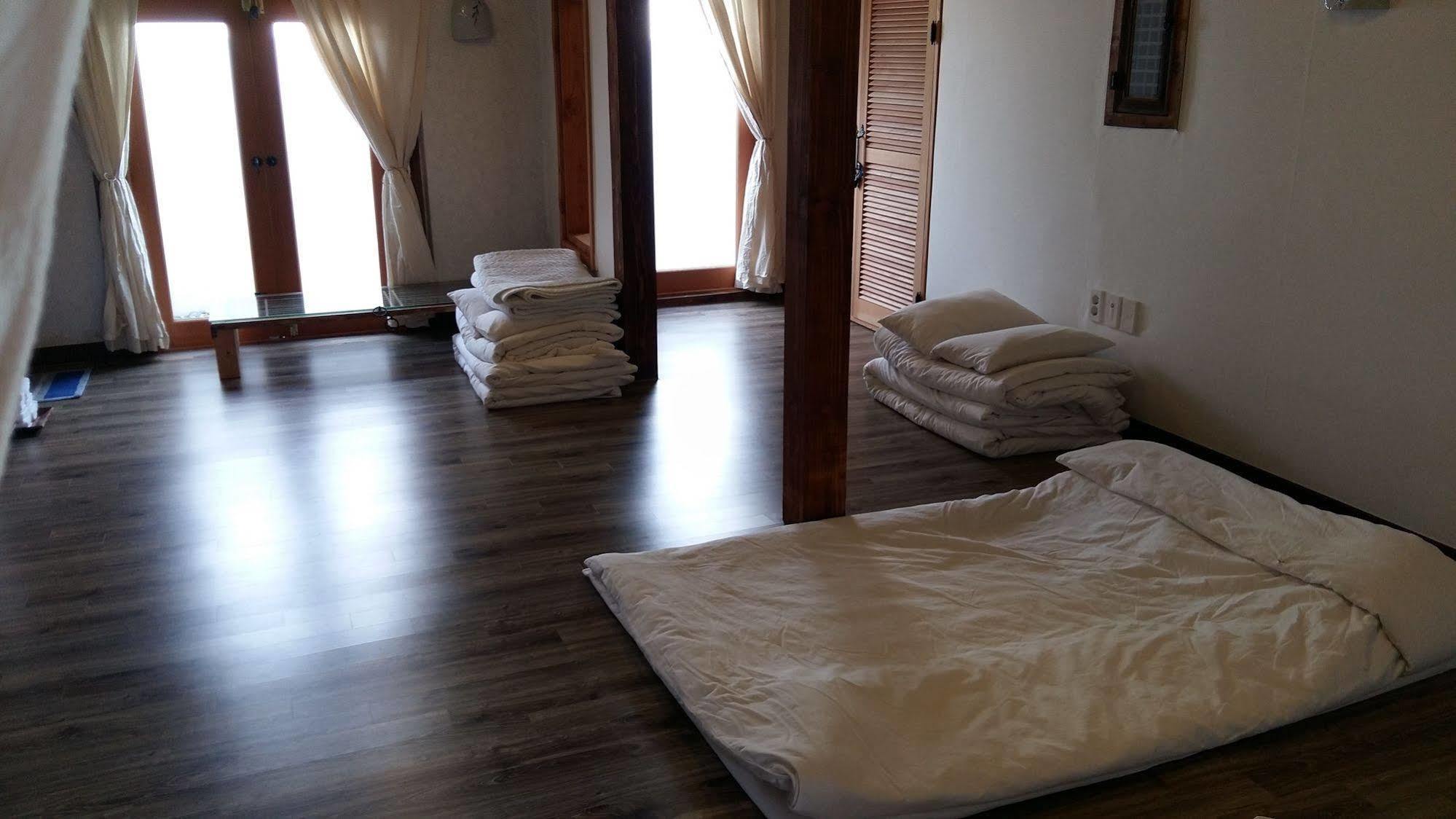 Greem Guesthouse จอนจู ภายนอก รูปภาพ